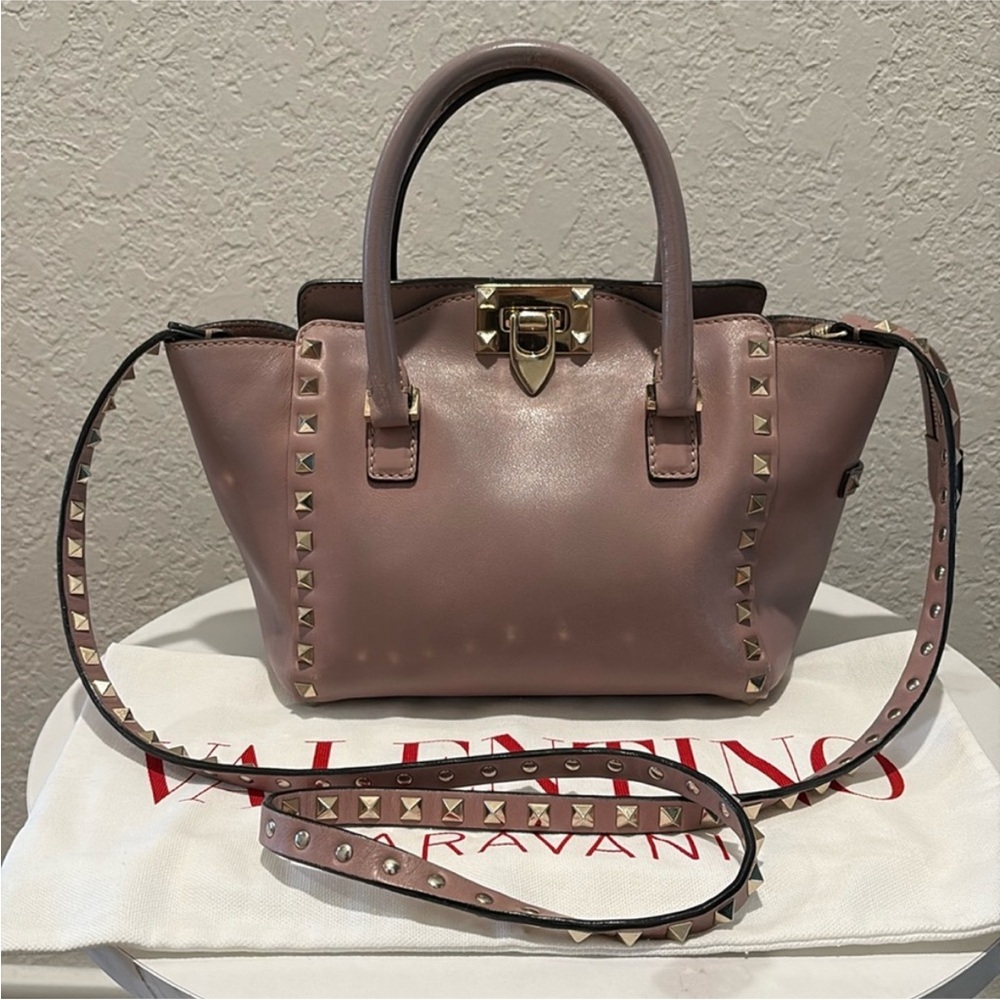 Valentino Garavani Rockstud CB
Measurements W-10.2 in Ht 8.3 in
Depth: 4.7 in